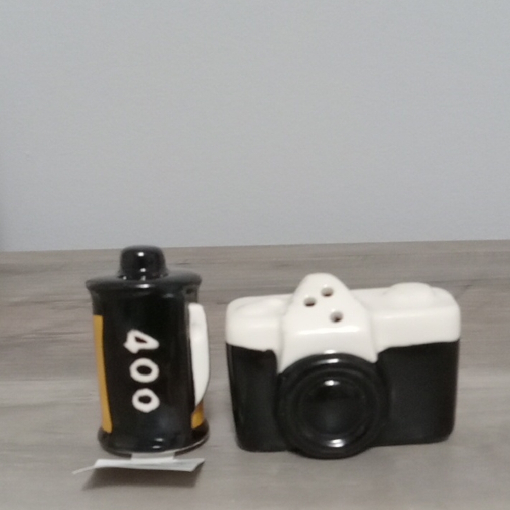 Cracker Barrel Salt & Pepper Set New